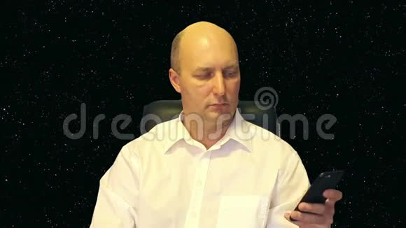 一个男人看着星星背景上的电话视频的预览图