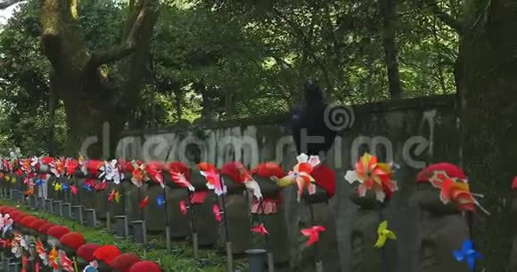 东京白天戴着红帽子和黑乌鸦的雕像守护者视频的预览图