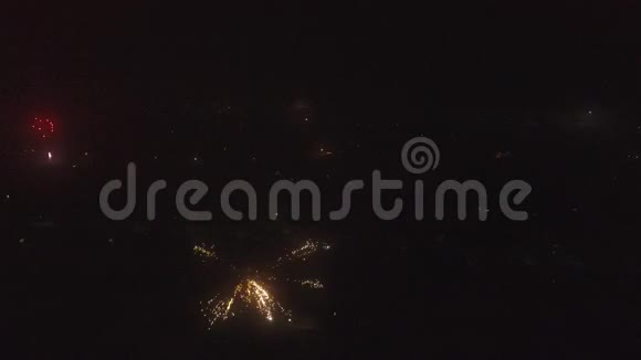 新年村里的烟火除夕夜鸟瞰村庄视频视频的预览图