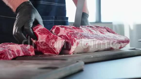 厨师用刀在木板上切生肉特写视频的预览图