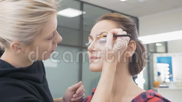 专业化妆师做模特的化妆筹备艺术摄影会议视频的预览图