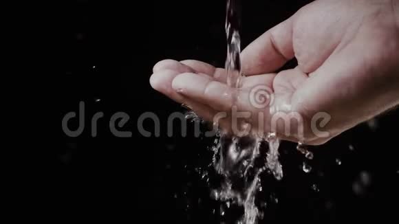 一股水流溅入他的手中慢节奏视频的预览图