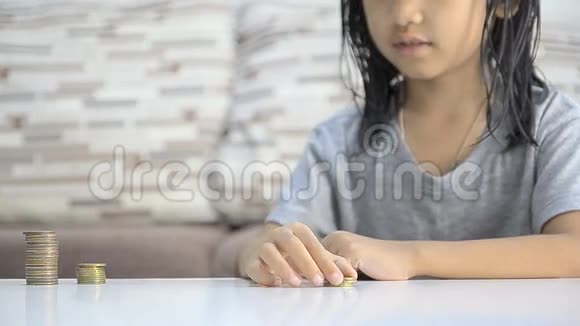 高清亚洲小女孩堆叠硬币视频的预览图