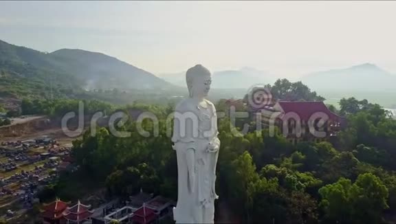 Drone将大白佛雕像和雕像送到圣殿视频的预览图