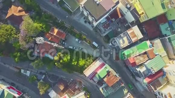 电视塔附近有彩色屋顶的街道上空的苍蝇视频的预览图