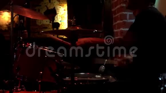 鼓手在鼓上演奏音乐鼓槌击鼓击鼓台和盘子视频的预览图