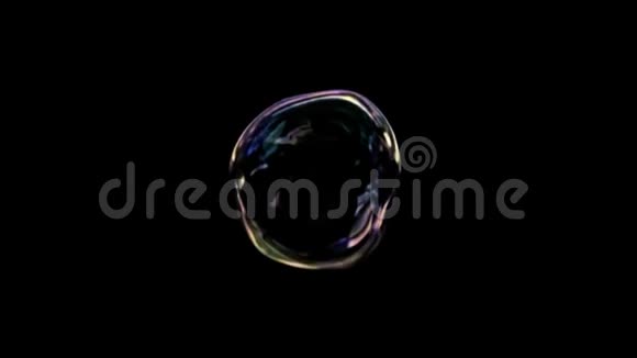 动画水泡在黑色背景上视频的预览图