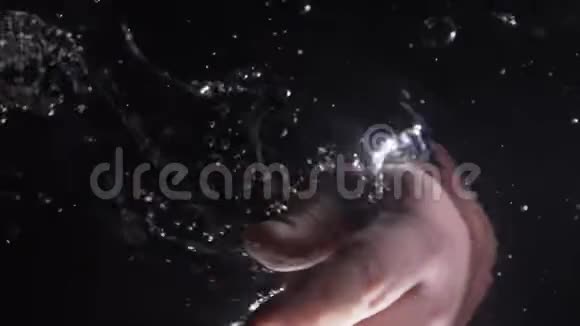 用你的手掌检查或混合水从水下看到底部神手一根手指视频的预览图