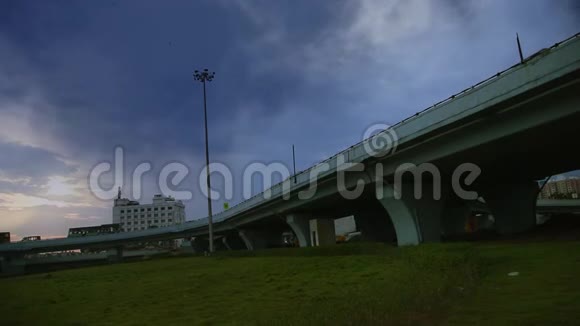 雨后黑云在印度钦奈的桥上移动视频的预览图