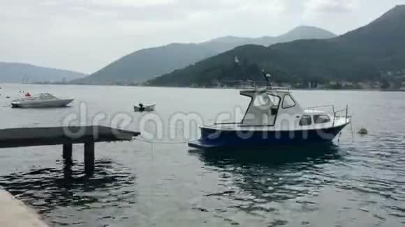 一艘孤独的小船停泊在海里全高清视频淘拍视频的预览图