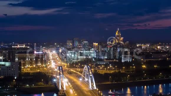 傍晚时分桥上的交通和云层背景中亚哈萨克斯坦阿斯塔纳视频的预览图