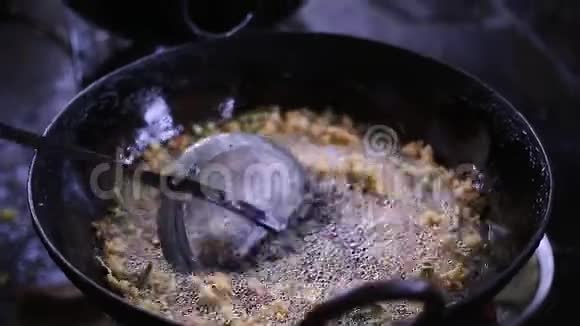 在印度街头美食烹饪在印度南部的一个市场上新鲜的食物是在平底锅里油炸的视频的预览图
