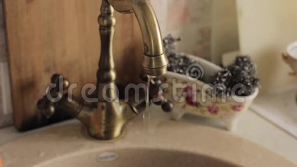 旧铜制厨房水龙头有自来水滴视频的预览图