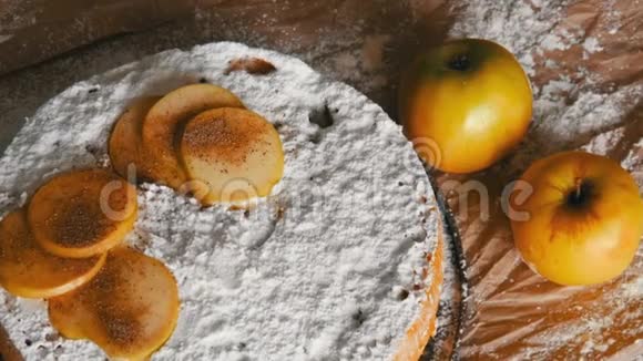 美味的姜饼苹果派夏洛特传统的肉桂和苹果派景观视频的预览图