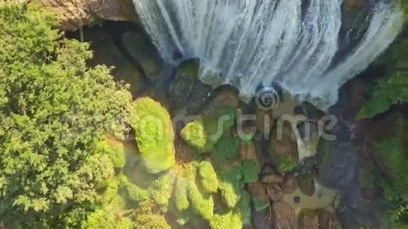 从绿泥石到巨型瀑布顶部的飞行摄像机视频的预览图