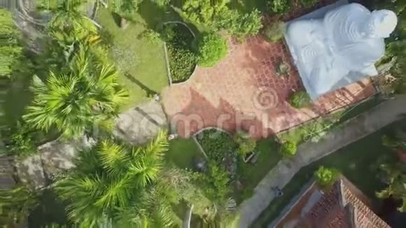 建筑物雕塑中的鸟瞰寺庙领地视频的预览图