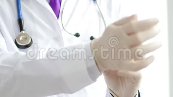 医生在手术后摘下医疗手套超高清视频视频的预览图
