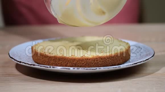 波士顿奶油派的制作手把奶油放到刚出炉的蛋糕上视频的预览图