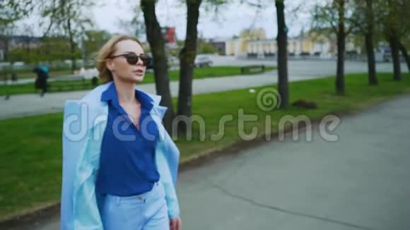 美丽的商务女性穿着蓝色衬衫靠近河流去开会开心地笑着视频的预览图