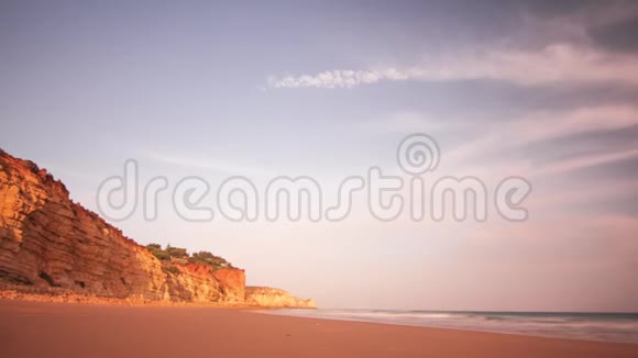 早上在岩石海滩上海浪岩石海岸的海潮视频的预览图