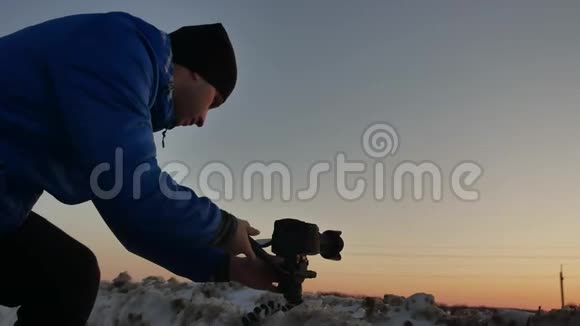 日落时摄影师的剪影摄影师摄像摄影师拍摄自然生活方式日落视频视频的预览图