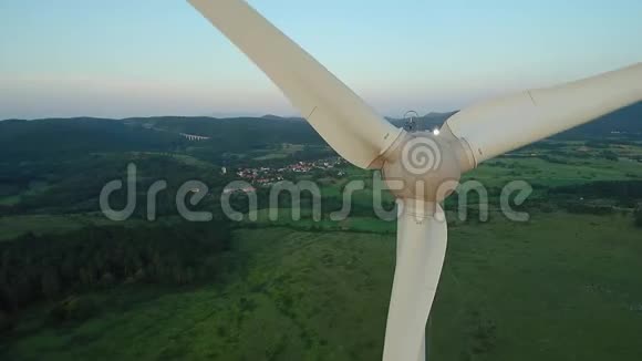 空中风力涡轮机在日落时用螺旋桨挡住太阳视频的预览图