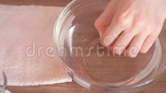 家里的手法女人把手伸进一碗水里手特写视频的预览图