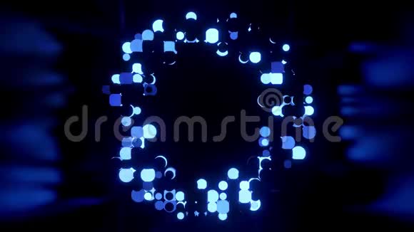 闪闪发光的蓝球在闪亮的房间里闪现黑暗闪亮相机中发光球的4K抽象三维背景时尚视频的预览图