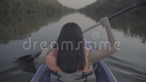 女孩在皮艇上漂浮慢动作视频的预览图