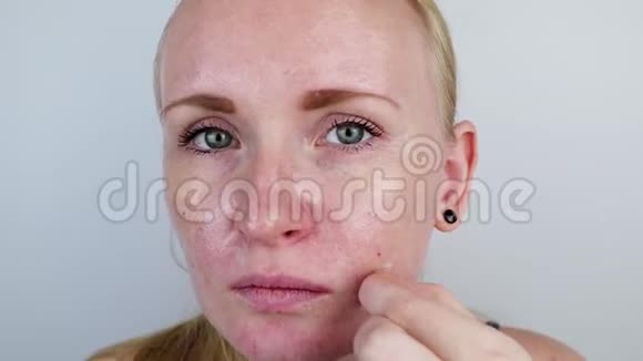 女孩从脸上取下面膜去除老干皮肤的概念自理视频的预览图
