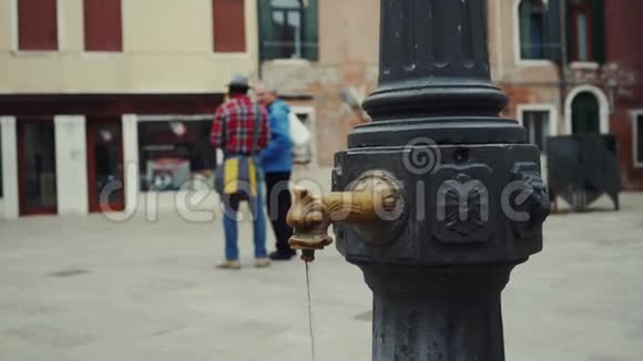 意大利威尼斯街头的传统饮用水喷泉水源视频的预览图