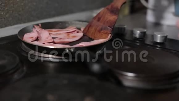 切碎的煮熟的香肠用煎锅炸视频的预览图