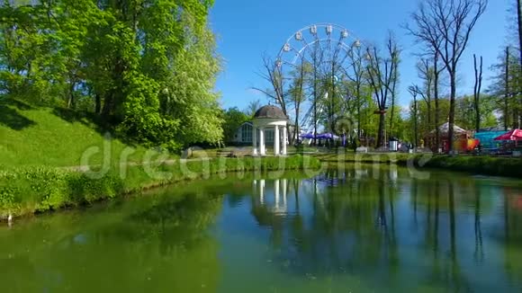 加里宁格勒公园里的圆形大厅视频的预览图