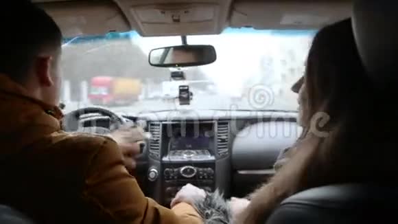 男人和女人开车时在车里说话向右转开车旅行视频的预览图