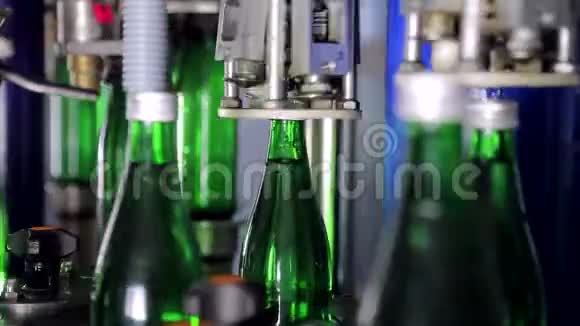 自动覆盖瓶与盖子在水厂自动输送线上绿色玻璃瓶视频的预览图