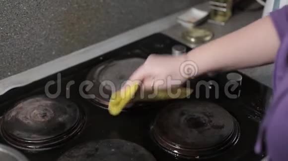 煎锅上的香肠和鸡蛋视频的预览图