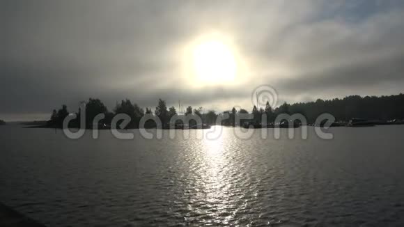 神秘的雾蒙蒙的日出在萨马湖芬兰拉佩伦塔视频的预览图