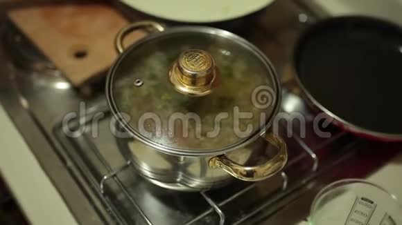 炉子上的锅汤烹饪食品视频的预览图