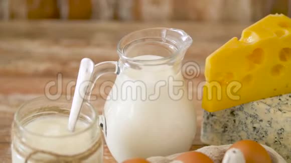 鸡蛋牛奶酸奶油和干酪视频的预览图