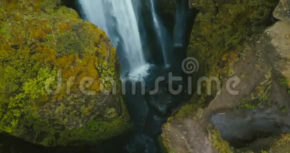 冰岛瀑布Gljufrabui的俯视图科普特飞过湍急的河水水落了下来视频的预览图