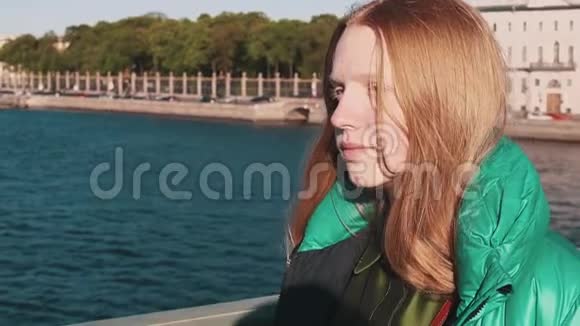长发红发美女穿过城市河桥视频的预览图