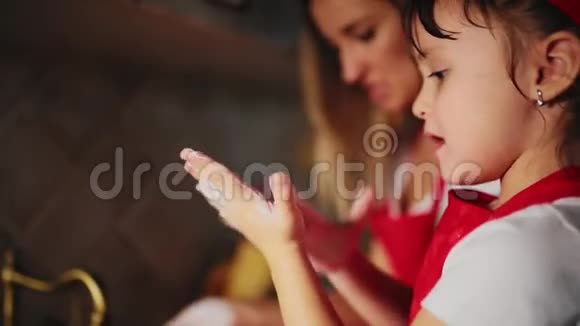 妈妈做饭后在厨房帮女儿洗手视频的预览图