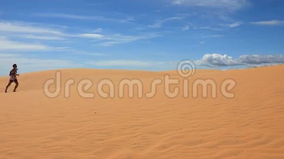 穿过沙丘的女人视频的预览图
