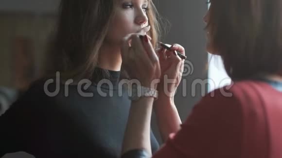 做模特化妆的专家唇彩的应用视频的预览图