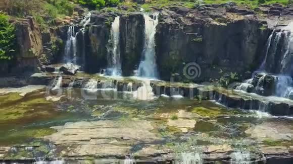 Flycam展示了热带岩石上瀑布的景色视频的预览图