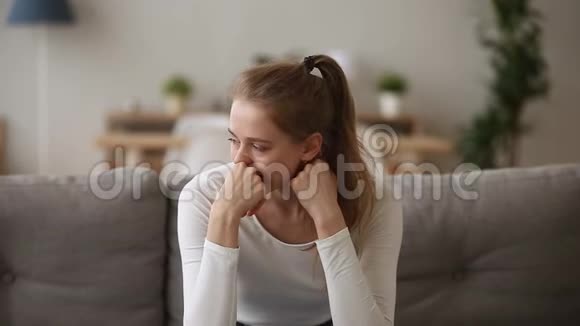 紧张不安的女孩担心独自坐在家里的问题视频的预览图