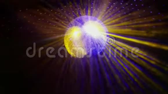 迪斯科球与明亮的光线从天花板照射在聚会上慢动作1920x1080视频的预览图