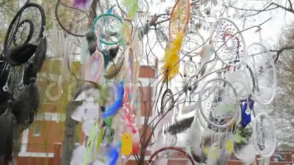 纪念品梦幻捕手在市场摊位上迎风摇摆树上有彩色捕手梦幻捕手在户外视频的预览图