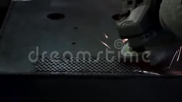 金属抛光用手砂磨盘剪辑车间工人用钢棒打磨视频的预览图