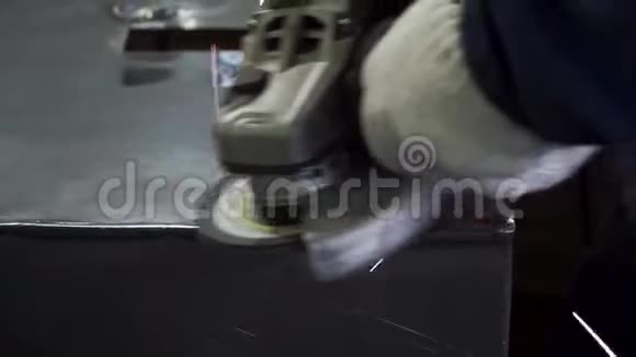 金属抛光用手砂磨盘剪辑车间工人用钢棒打磨视频的预览图